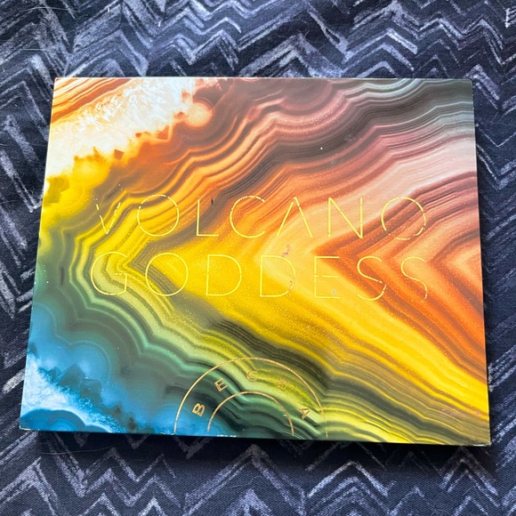 Becca volcano, goddess eyeshadow, palette lightly used. - Picture 2 of 4